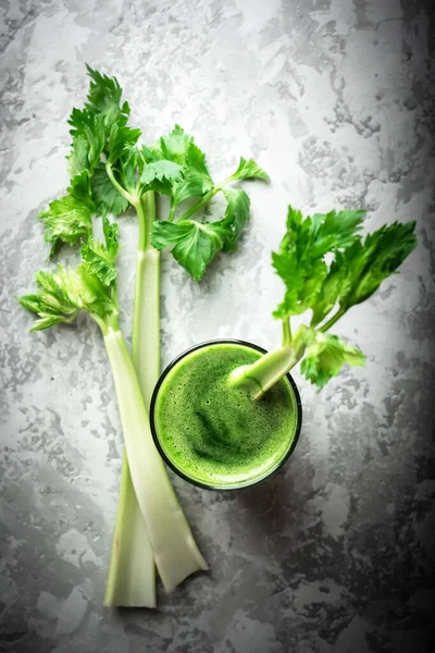 Selderij Vers Groen Sap Glas Grijze Achtergrond Gezond Vegetarisch Voedselconcept — Stockfoto