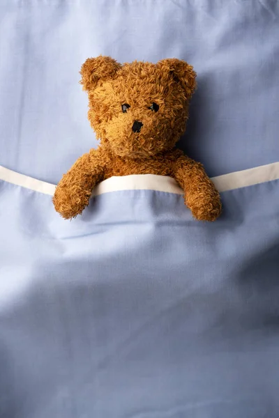 Brown Teddy Bear Laying Blue Bed Pediatrical Child Medicine Concept — Foto Stock