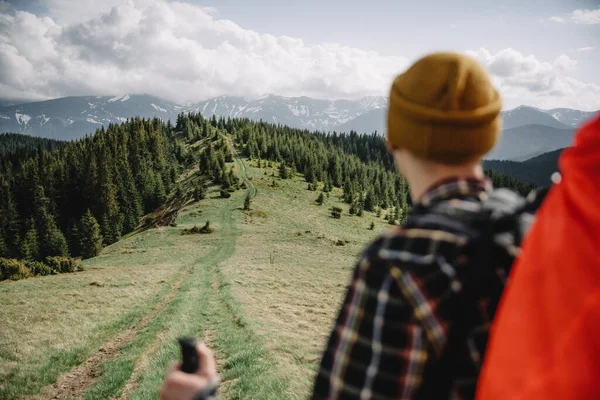 Tourist Backpack Mountains Road Green Spring Mountains Background Landscape Photography — Stock fotografie