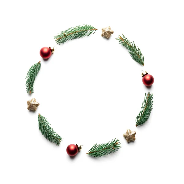 白い背景にクリスマスボール 松の小枝と黄金の星の装飾と創造的なクリスマスの背景 フラットレイアウト トップビュー コピースペース — ストック写真