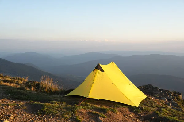 Yellow Tent Backdrop Incredible Mountain Landscape Morning Sunrise Amazing Highland — Zdjęcie stockowe