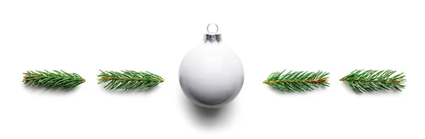 Kreativ Jul Bakgrund Med Vit Jul Boll Och Tall Kvistar — Stockfoto