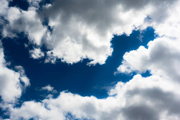 Mavi Gökyüzü Gün Işığıyla Aydınlanan Tüylü Bulutlar Doğa Arkaplanı — Stok fotoğraf