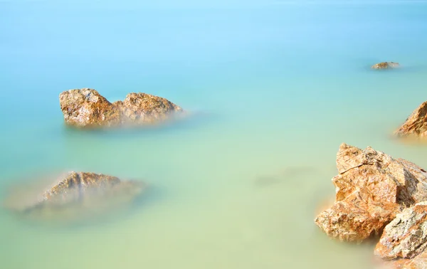Kámen v modrém moři — Stock fotografie