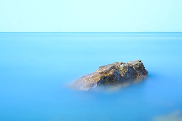 Mavi denize taş — Stok fotoğraf