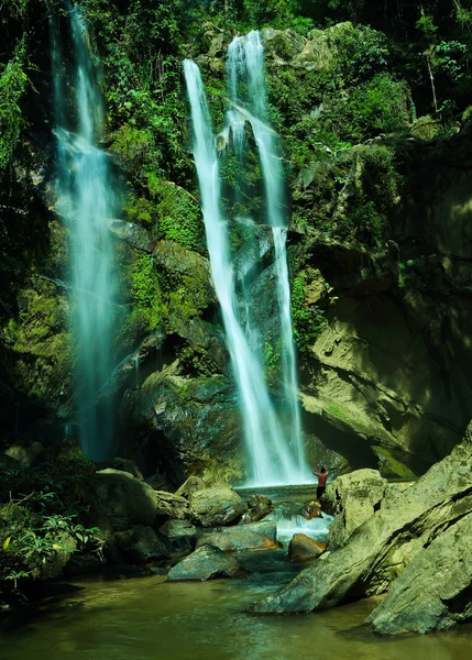 Cachoeira na floresta profunda . — Fotografia de Stock