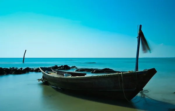 Longa exposição do litoral com barco de cauda longa — Fotografia de Stock