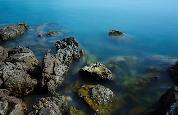 Larga exposición del mar y la roca — Foto de Stock