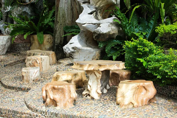 Stenen stoel en tafel in de tuin — Stockfoto