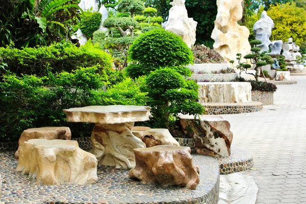 Silla de piedra y mesa en el jardín . — Foto de Stock
