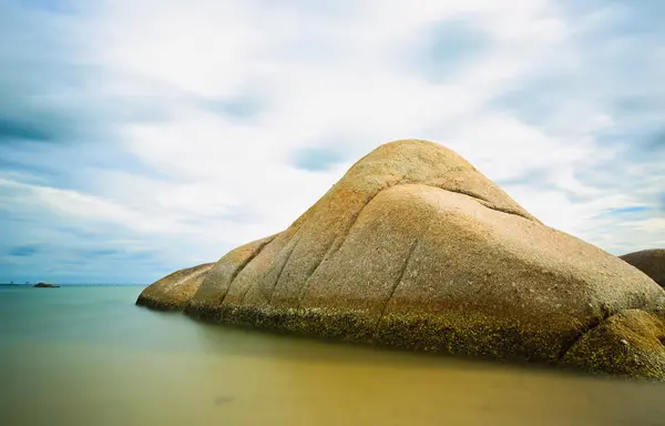 Rocas en el mar —  Fotos de Stock