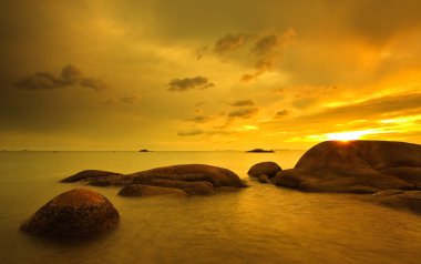 Sunset beach ve kayalar