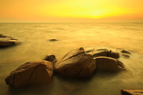Sunset beach ve kayalar — Stok fotoğraf