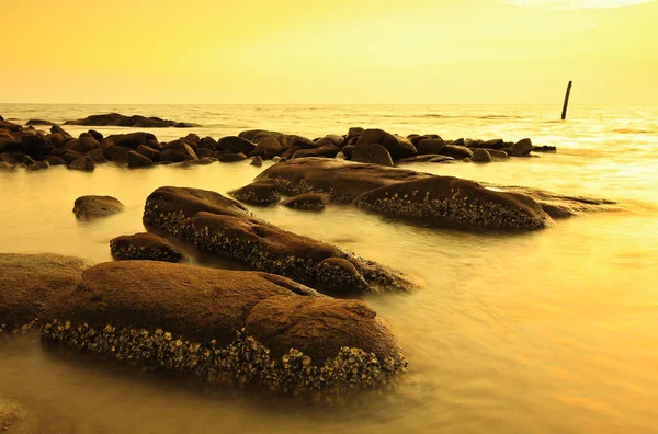 Playa del atardecer y rocas — Foto de Stock