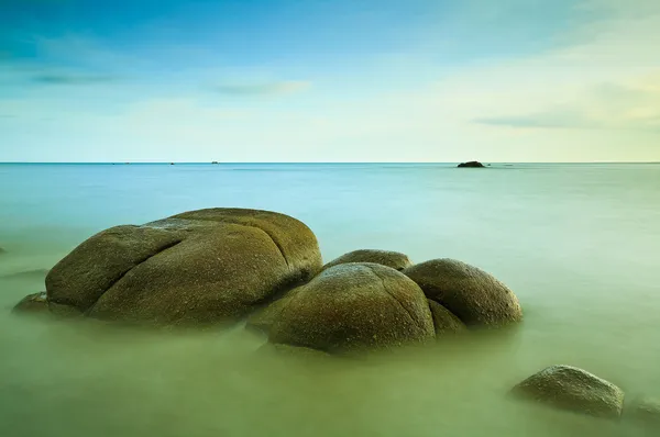 Larga exposición del mar y las rocas — Foto de Stock