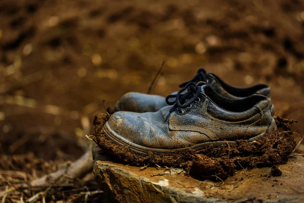 Staré Špinavé Boty Skále Plné Hlíny Bláta Botách — Stock fotografie