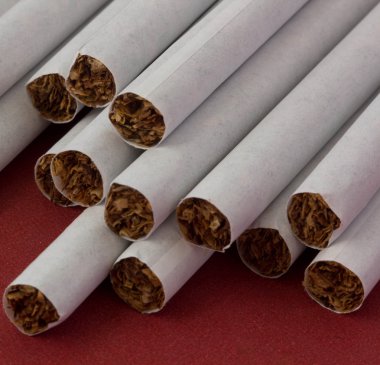 kırmızı bir arka plan üzerinde Sigara