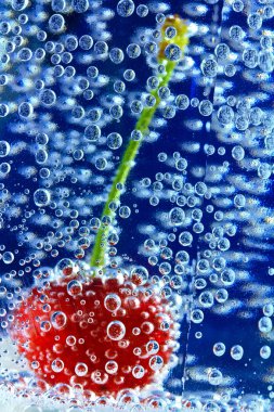 Cherry altında su damlaları