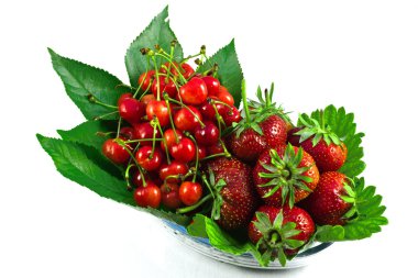 tatlı kiraz ve çilek bir kase