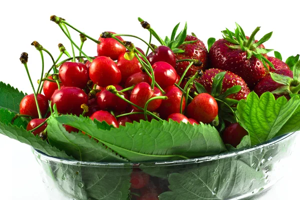 Söta körsbär och jordgubbar i en skål — Stockfoto