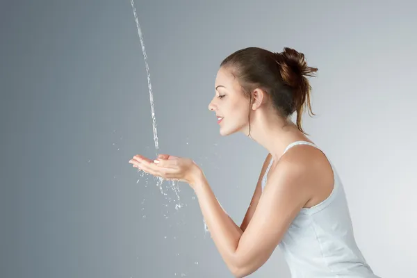 Jovem mulher lavando rosto — Fotografia de Stock