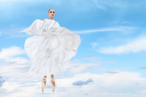 Bailarina de ballet perfeccionando las artes en las nubes —  Fotos de Stock