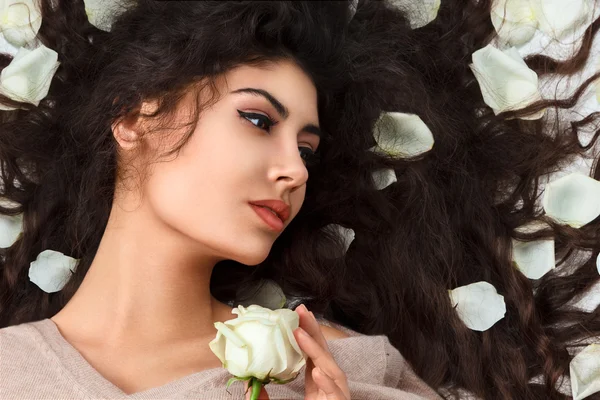 Mulher bonita com cabelo comprido — Fotografia de Stock