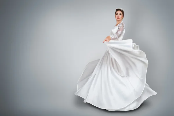 Mariée dans une belle robe de mariée — Photo