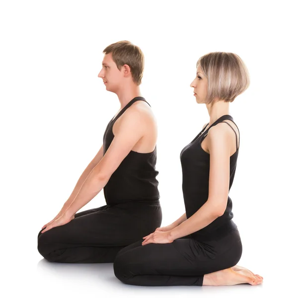 Hombre y mujer haciendo yoga —  Fotos de Stock