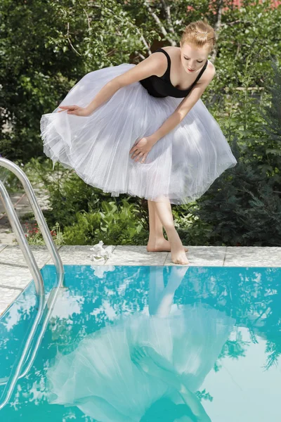 Красивая балерина на открытом воздухе — стоковое фото