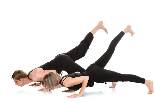 Hombre y mujer haciendo yoga —  Fotos de Stock