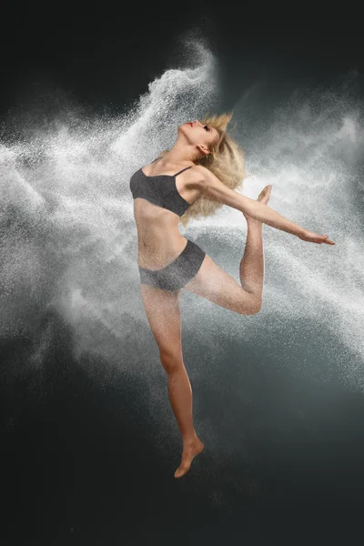 Bailarina saltando en la nube de polvo blanco —  Fotos de Stock