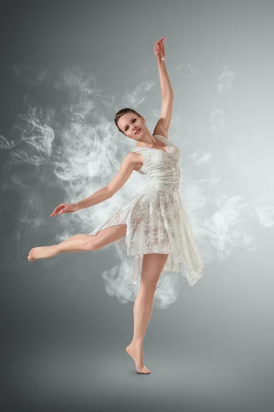 Mulher dançando sobre fumaça — Fotografia de Stock