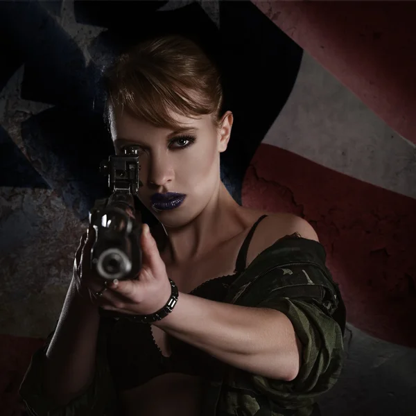 Красивая молодая женщина с винтовкой — стоковое фото