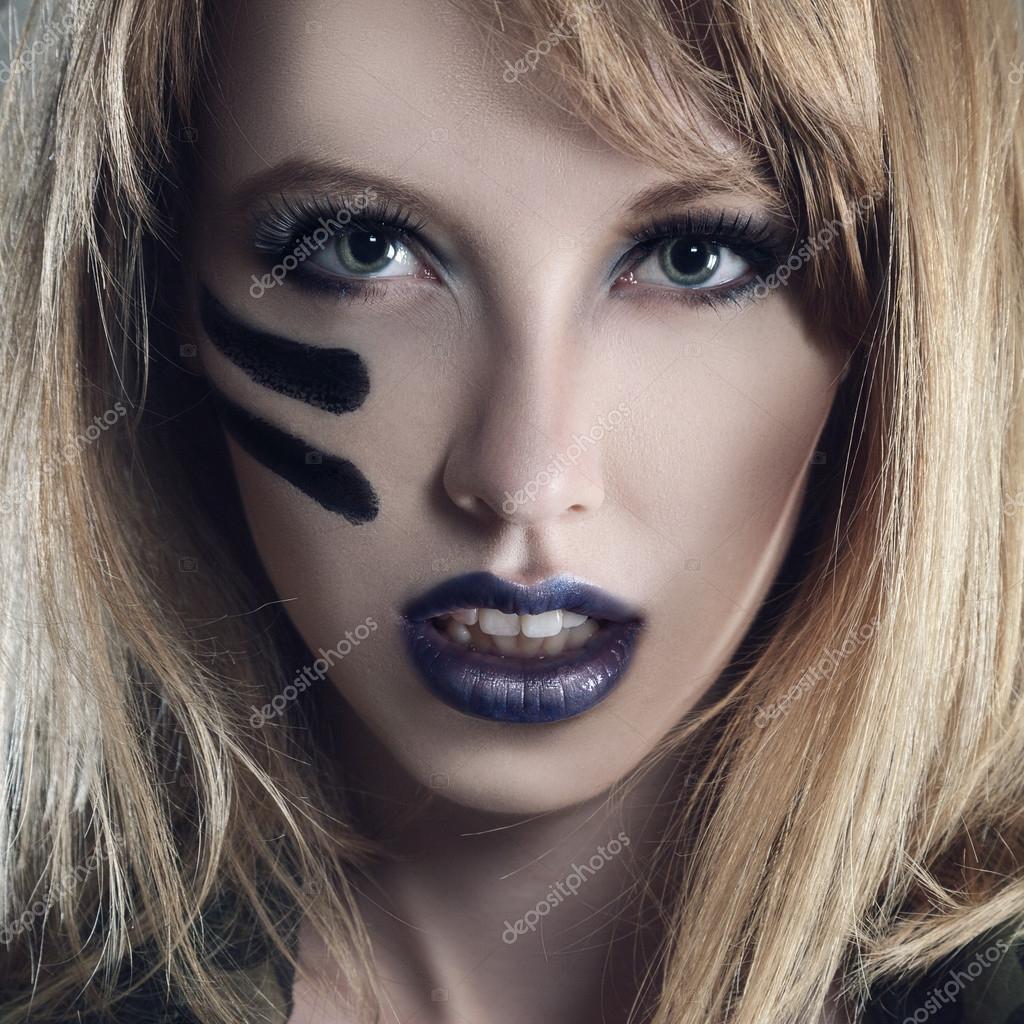 Donna bella moda giovane con stile militare abbigliamento e make,up vernice viso \u2014 Foto di Avesun