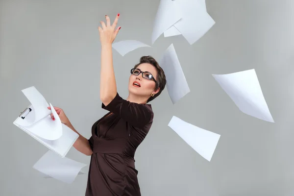 Frau wirft Papierseiten — Stockfoto