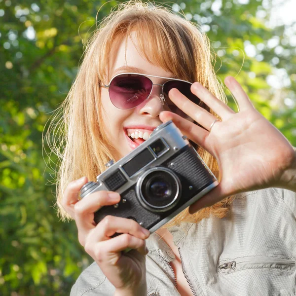 Mujer joven tomando fotos —  Fotos de Stock