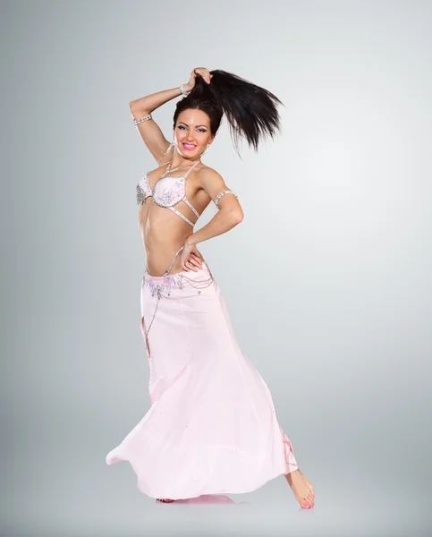 Mulher dançarina bela barriga — Fotografia de Stock