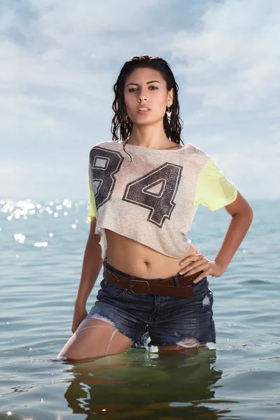 Mujer en el agua —  Fotos de Stock