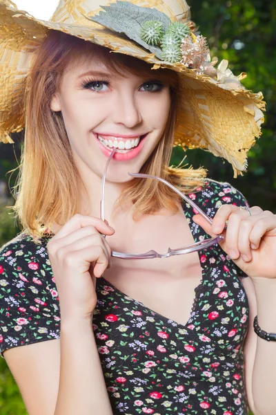 Glückliche junge Frau im Freien — Stockfoto