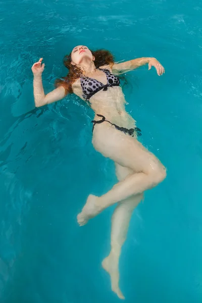 Портрет краси молодої жінки у воді — стокове фото