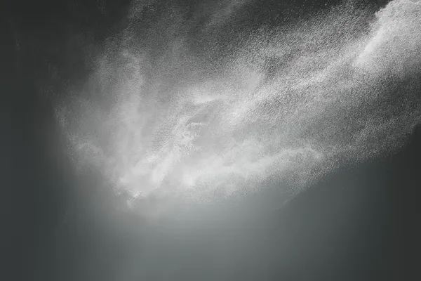 Conception abstraite de nuage de poudre blanche sur fond sombre — Photo