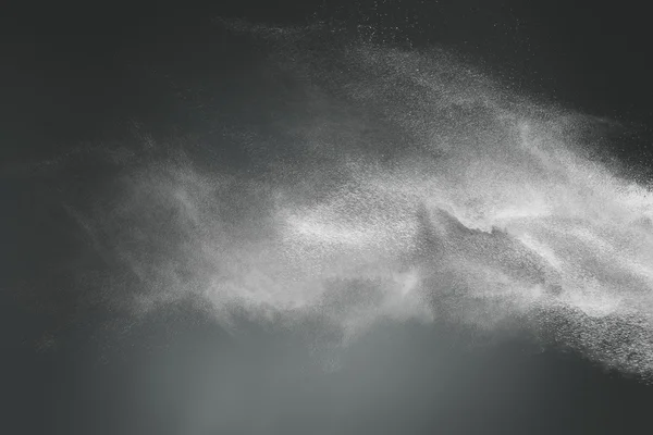 暗い背景上の白い粉の雲の抽象的な設計 — ストック写真