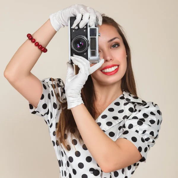 Mujer joven haciendo fotos con cámara de película vintage —  Fotos de Stock