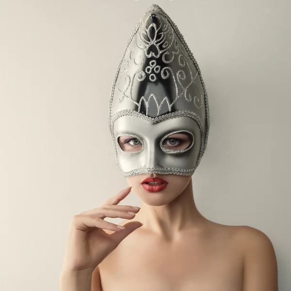 Bella giovane donna in maschera carnevale veneziano — Foto Stock