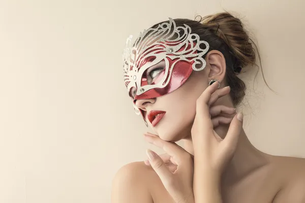 Mooie jonge vrouw in Venetiaanse carnaval masker — Stockfoto