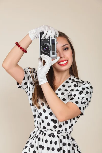 Молодая женщина делает фотографии с винтажной кинокамерой — стоковое фото