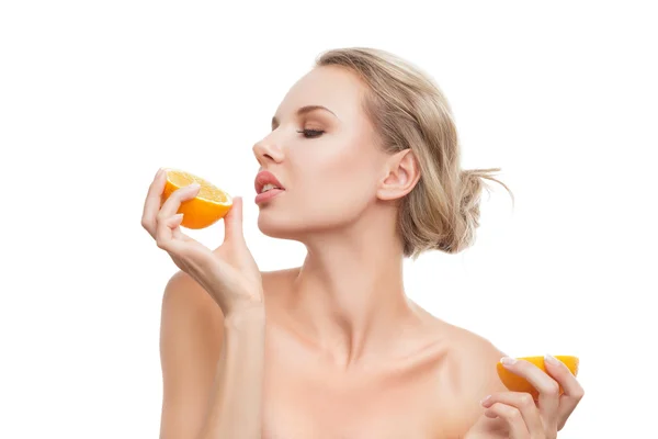 Jeune femme avec des oranges dans ses mains — Photo