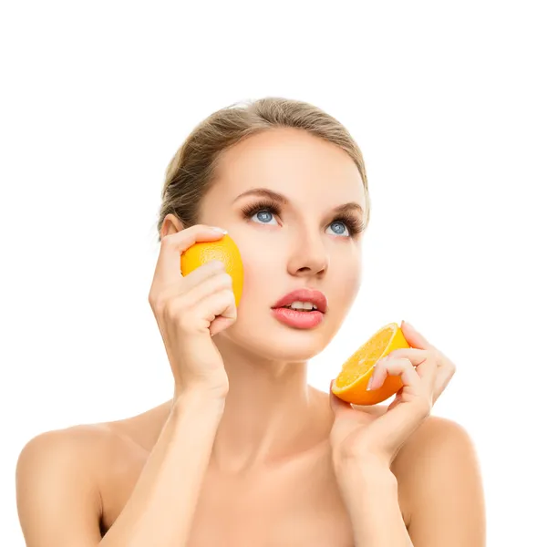 Jeune femme avec de l'orange dans les mains — Photo