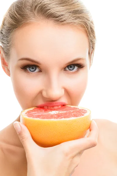 Junges Mädchen beißt in eine saftige Grapefruit — Stockfoto